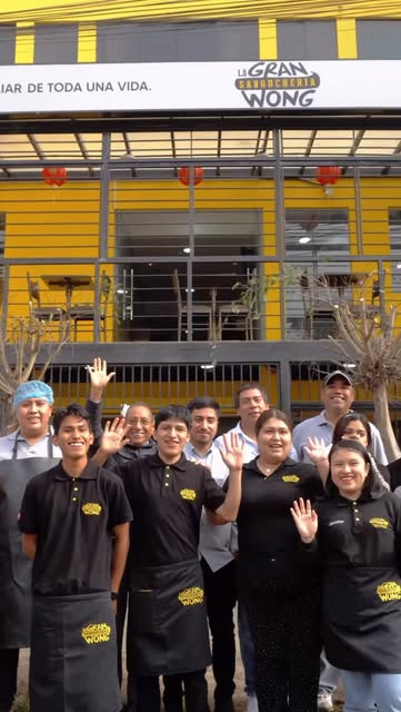 Equipo de La Gran Sanguchería Wong frente al local