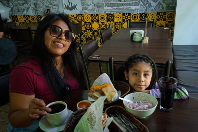 Mamá e hija tomando desayuno