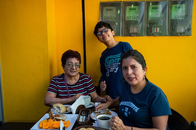 Familia disfrutando en La Gran Sanguchería Wong